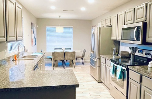 Villa De Paz House | StoneHeart Hidden Gem is a 3-bedroom house in Phoenix with AC, WiFi & Pool