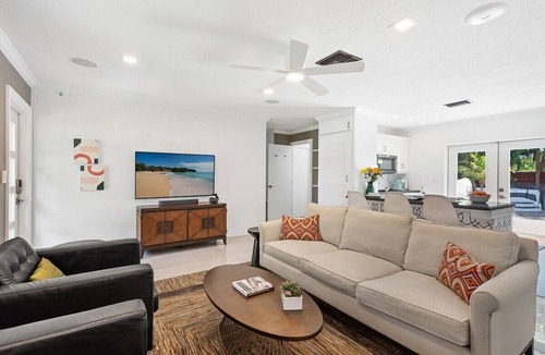 Wilton Manors House | Stress Less Here! Peaceful Pool w/Hot Tub~Clean & Comfy~Walk to Wilton Dr.~Near Downtown & Beach!