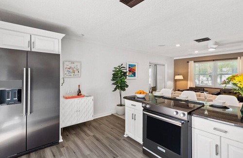 Wilton Manors House | Stress Less Here! Peaceful Pool w/Hot Tub~Clean & Comfy~Walk to Wilton Dr.~Near Downtown & Beach!