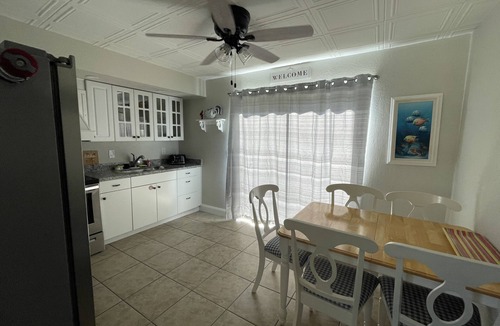 New Port Richey House | ❤️Stroll along the RIVERWALK PETS OK WITH FEE. FISH ACROSS THE STREET🎣🐕🐱🐈