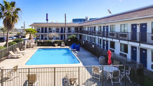 Galveston Hotel | Studio 6 Galveston TX