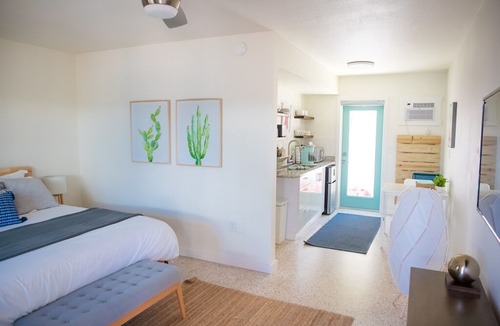 Sarasota Apartment | Studio apartment steps away from Lido beach