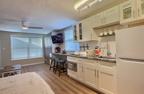 Siesta Key Apartment | Studio Retreat Across the Street from Beautiful Siesta Key Beach