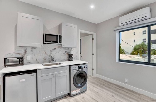 Central Beach Apartment | Studio Right off Las Olas - Steps to FTL Beach #1B