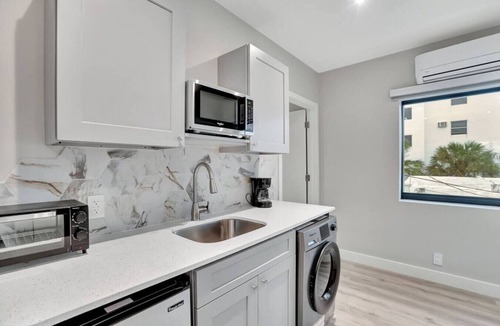 Central Beach Apartment | Studio Right off Las Olas - Steps to FTL Beach #1B