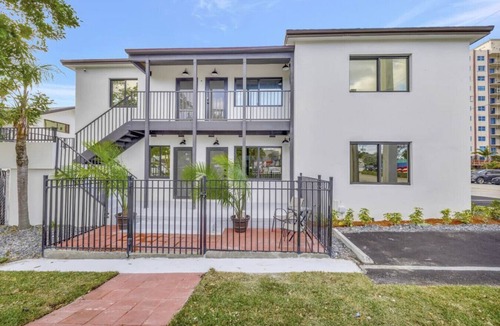 Central Beach Apartment | Studio Right off Las Olas - Steps to FTL Beach #1B