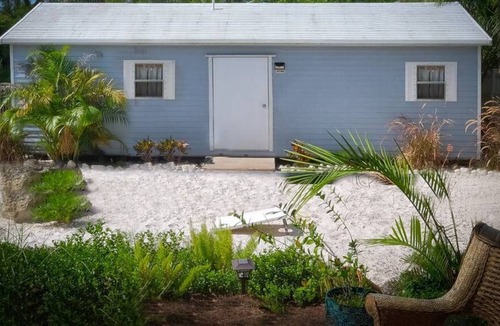 Palma Sola Cottage | Studio Stand Alone with Shared Pool and FREE WiFi Close to Anna Maria Island