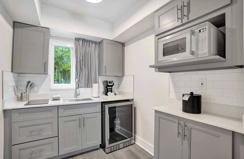 Galt Mile Apartment | Studio w/Kitchenette, 2 Doubles & Pool, Ft Laud