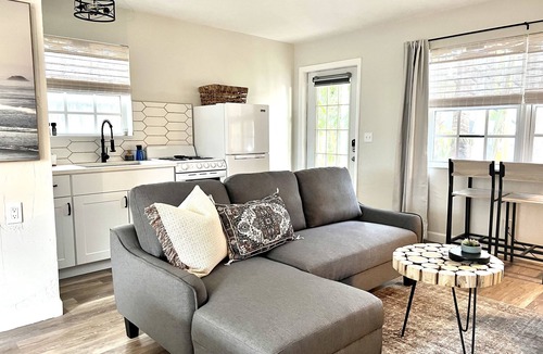Parrot Cove Apartment | Studio walking distance to downtown
