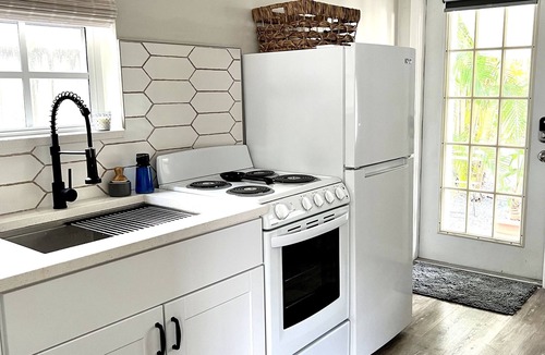 Parrot Cove Apartment | Studio walking distance to downtown
