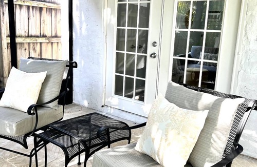 Parrot Cove Apartment | Studio with screened in porch within walking distance to downtown