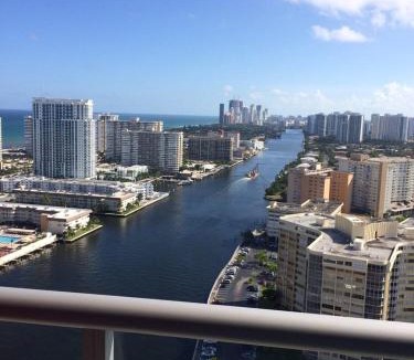 Hallandale Beach Apartment | Stunning 1 Bedroom Bay Front Apt w/ Breathless View 1909B