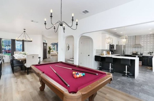 Pecan Valley Villa | Stunning 5BDR, 7mins from Riverwalk