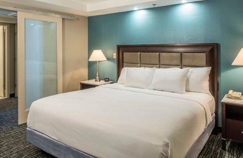 Cocoa Beach Hotel | Stunning King Suite | Outdoor Pool | Live Tiki Music, Fire Pit & Beach Bar