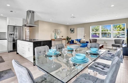 Deerfield Beach Villa | Stunning New Heated Pool and Jacuzzi 4 Bedroom Gameroom Dog Friendly