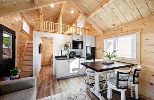 Bull Creek Cabin | Stunning Rustic Wooden Cabin in Branson, Missouri