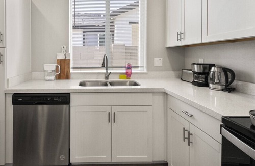 Glendale Apartment | Stylish 2B2B Escape + Pool Covered Parking