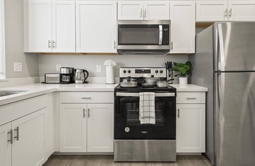 Glendale Apartment | Stylish 2B2B Escape + Pool Covered Parking