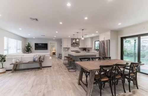 Jupiter House | Stylish 3BR w/Heated Pool · 7 Mins to Beach