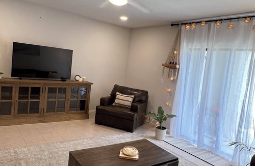 Central Beach House | Stylish and Peaceful 2-bedroom townhome 1 block to the beach