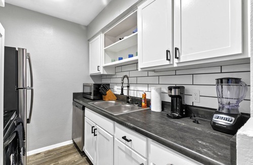 Central Arlington Apartment | Stylish apartment with Parking & Pool near AT&T Stadium
