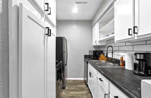 Central Arlington Apartment | Stylish apartment with Parking & Pool near AT&T Stadium