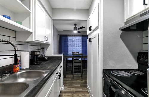 Central Arlington Apartment | Stylish apartment with Parking & Pool near AT&T Stadium