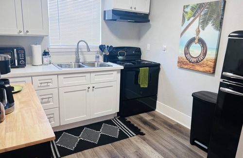 Galveston Cottage | Stylish Cottage-4 min. to Cruise Ports and half mile from beach