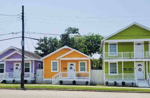 Galveston Cottage | Stylish Cottage-4 min. to Cruise Ports and half mile from beach