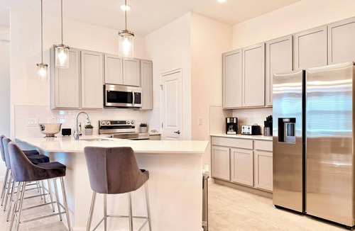 Florida Central Atlantic Coast House | Stylish Home,Themed Rooms, Pvt Pool, BBQ, Resort Amenities – Internacional Drive
