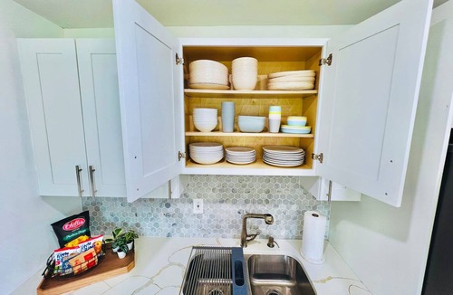 North Andrews Gardens House | Stylish House w Hot Tub Close to Beach Stadium