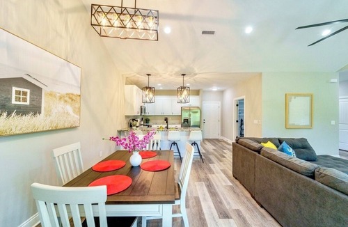 Dothan House | Stylish & Modern Dothan Getaway Mins to Downtown!