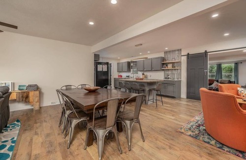 Springfield House | Stylish Modern Home: Entertaining Den & Prime Location!
