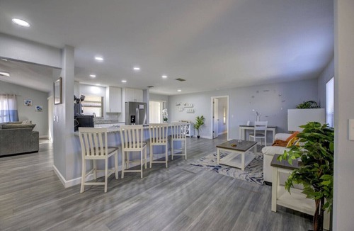 Fruitville House | Stylish Nomad Nest: Workspace | Patio | Sarasota