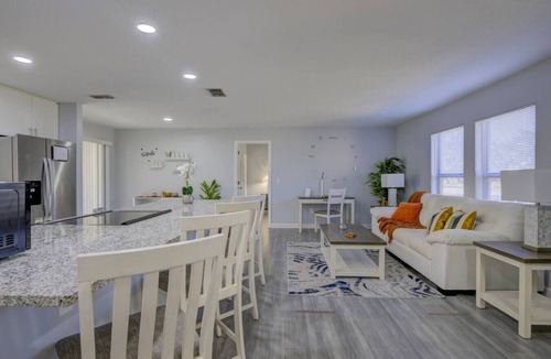 Fruitville House | Stylish Nomad Nest: Workspace | Patio | Sarasota