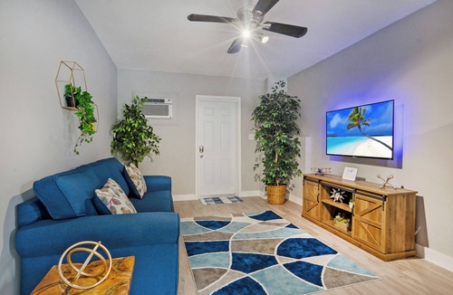 Golden Glades House | Stylish North Miami Guesthouse with King Bed, Parking, WIFI