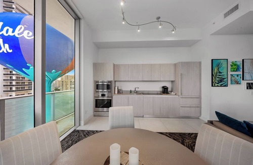 Hollywood South Central Beach Condo | ★ Stylish Oceanview Condo. Balcony, Infinity Pools Access! 25 min to FIFA!