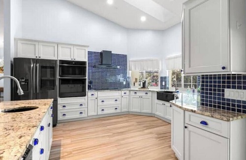 Greenview Shores House | Stylish Poolside Haven in Wellington near WEF