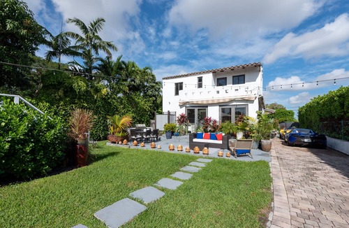 West Little Havana Villa | Stylish riverfront villa in central location