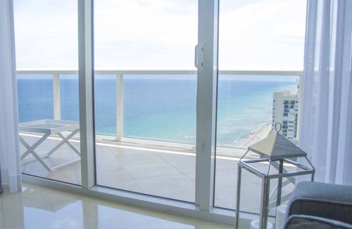Hallandale Beach Condo | STYLISH & SPACIOUS 3BDR WITH BREATHTAKING VIEW IN 5 STAR HIGH RISE COMPLEX