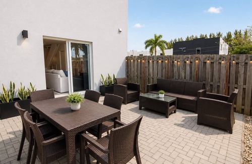 Golden Glades House | Stylish Stay Near Hard Rock Stadium