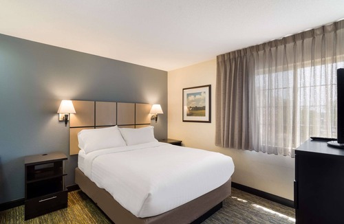 Las Colinas Hotel | Stylish Suite Near Mustangs of Las Colinas | Free Laundry + BBQ Area