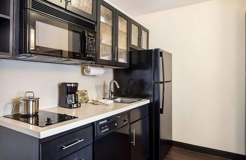Las Colinas Hotel | Stylish Suite Near Mustangs of Las Colinas | Free Laundry + BBQ Area