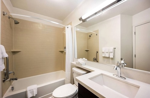Las Colinas Hotel | Stylish Suite Near Mustangs of Las Colinas | Free Laundry + BBQ Area