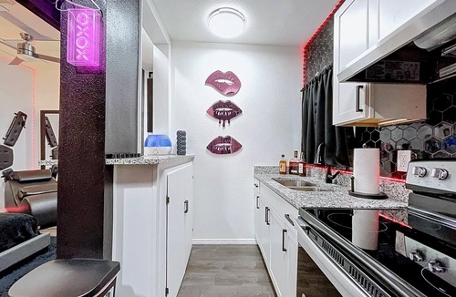 North Hyde Park House | Sultry Studio w/Backyard & Parking in South Tampa
