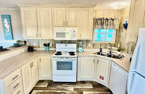 Navarre Cottage | Sum Beaches Paradise Cottage 7