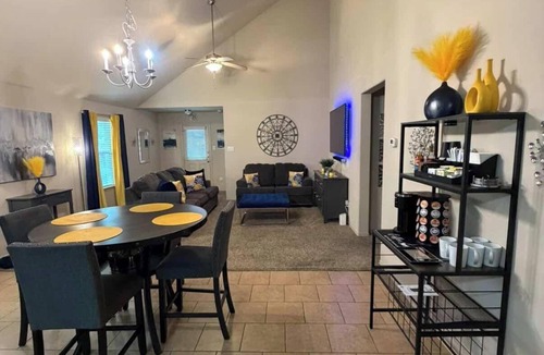 Porter House | Summer Retreat● Cozy Home● Patio Lounge with TV ● Sleeps 8 ● 3BR Escape