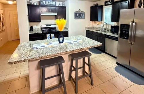 Porter House | Summer Retreat● Cozy Home● Patio Lounge with TV ● Sleeps 8 ● 3BR Escape
