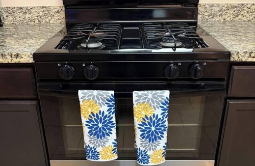 Porter House | Summer Retreat● Cozy Home● Patio Lounge with TV ● Sleeps 8 ● 3BR Escape