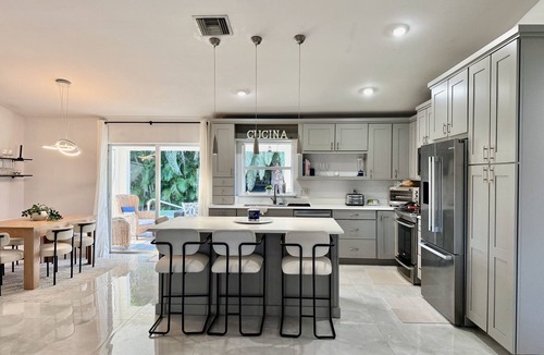 Pelican House | Summer Retreat Modern 3BR + Den Sparkling Private Pool!